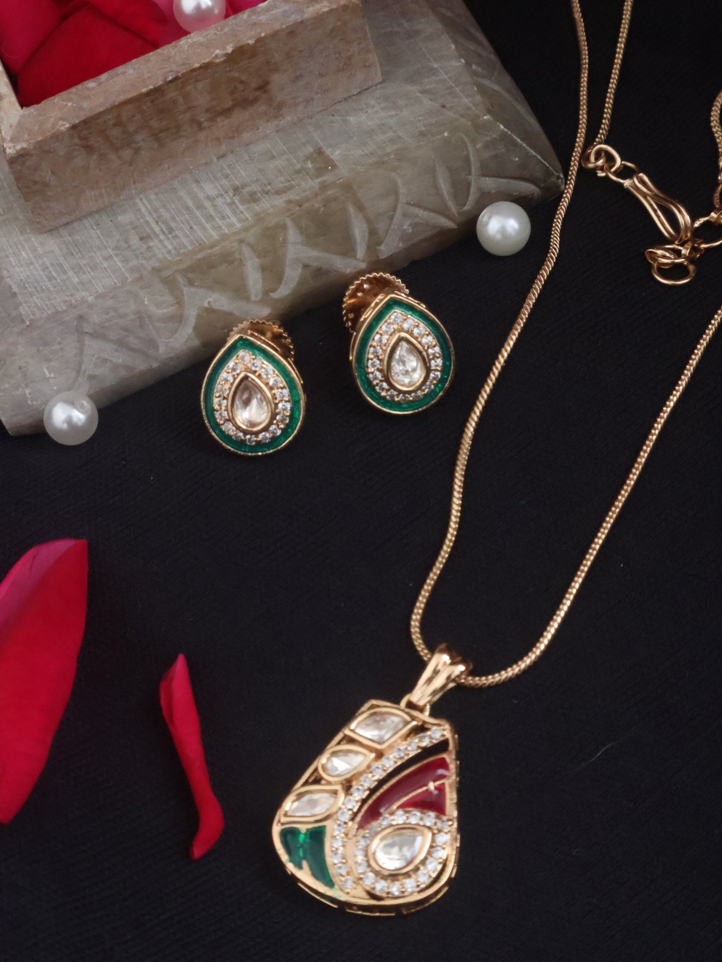 Mehak Pendant Necklace Set