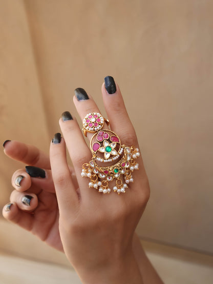 Fasana Red-Green Kundan Ring