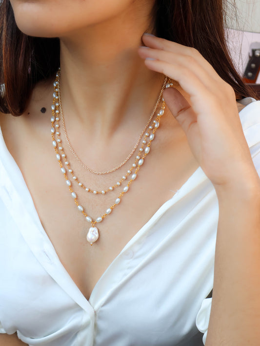 Naisa Pearl Necklace