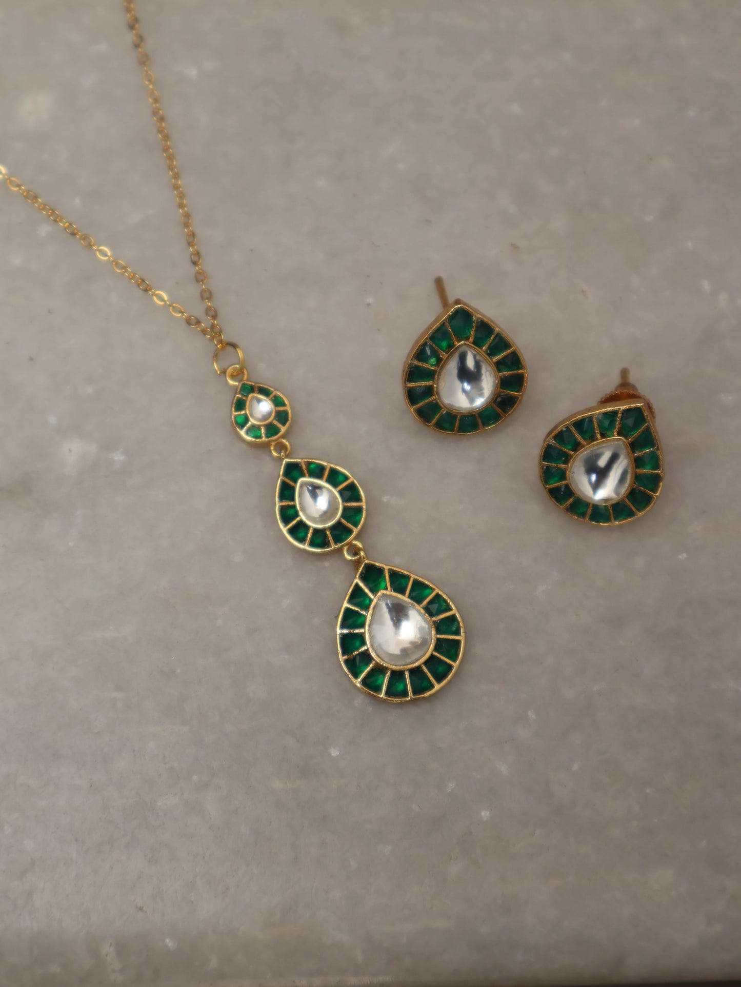 Sheen Green Kundan Pendant Necklace Set