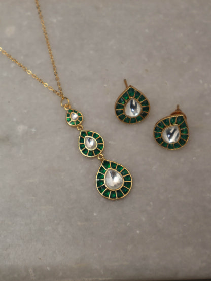 Sheen Green Kundan Pendant Necklace Set