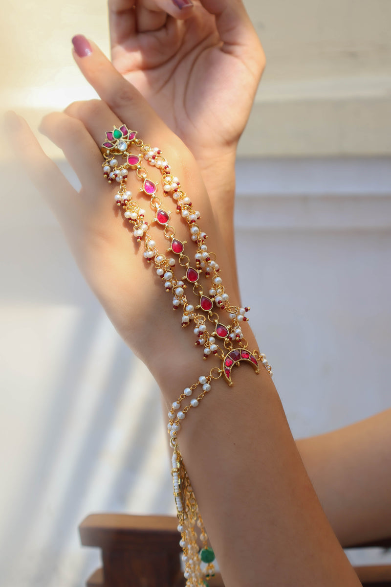 Ashnoor Red-Green Kundan Hathphool